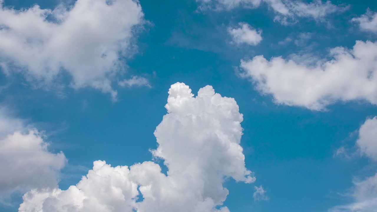 时光流逝蓝色的天空，蓬松的白云在夏天明亮清晰的天际线与美丽的云景。时光流逝全景蓝天云天在日光下复制空间。云景晴天。视频素材