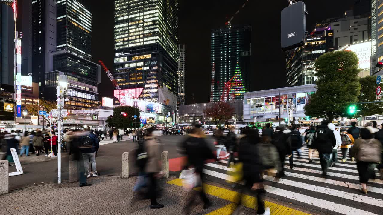 夜间时间流逝的汽车交通运输，拥挤的人走在涩谷路口的十字路口争抢。东京旅游景点地标，日本旅游，亚洲交通或亚洲城市生活理念视频素材