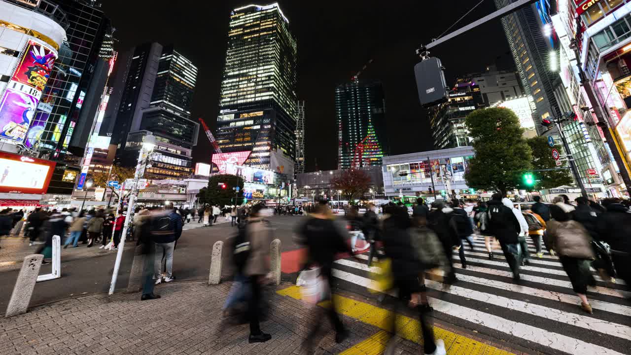 夜间时间流逝的汽车交通运输，拥挤的人走在涩谷路口的十字路口争抢。东京旅游景点地标，日本旅游，亚洲交通或亚洲城市生活理念视频素材