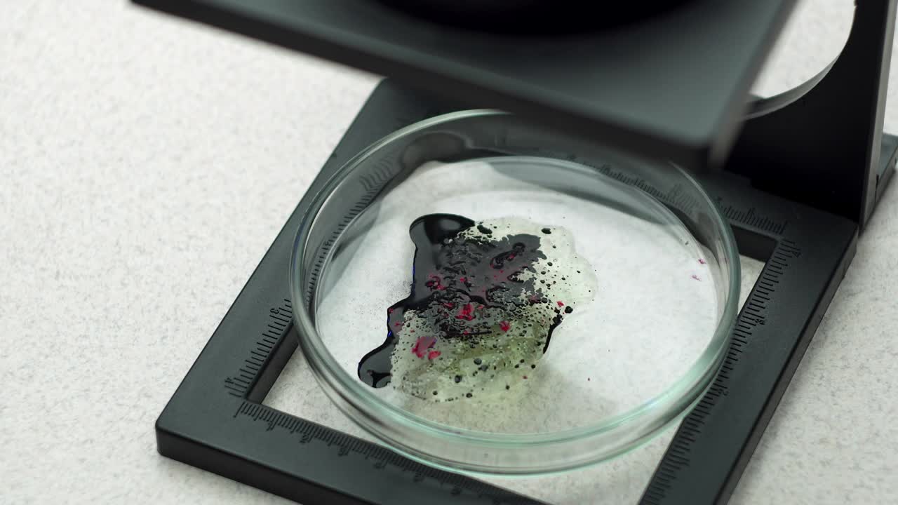 在无菌明亮的实验室里，一台现代显微镜正在分析培养皿上的细胞样本。微生物学和化学方面的突破性科学研究发现导致了发明创造视频素材