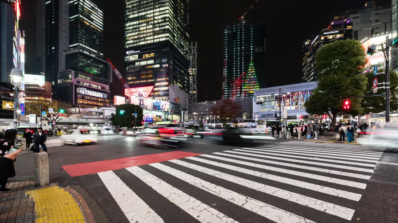 夜间时间流逝的汽车交通运输，拥挤的人走在涩谷路口的十字路口争抢。东京旅游景点地标，日本旅游，亚洲交通或亚洲城市生活理念视频素材