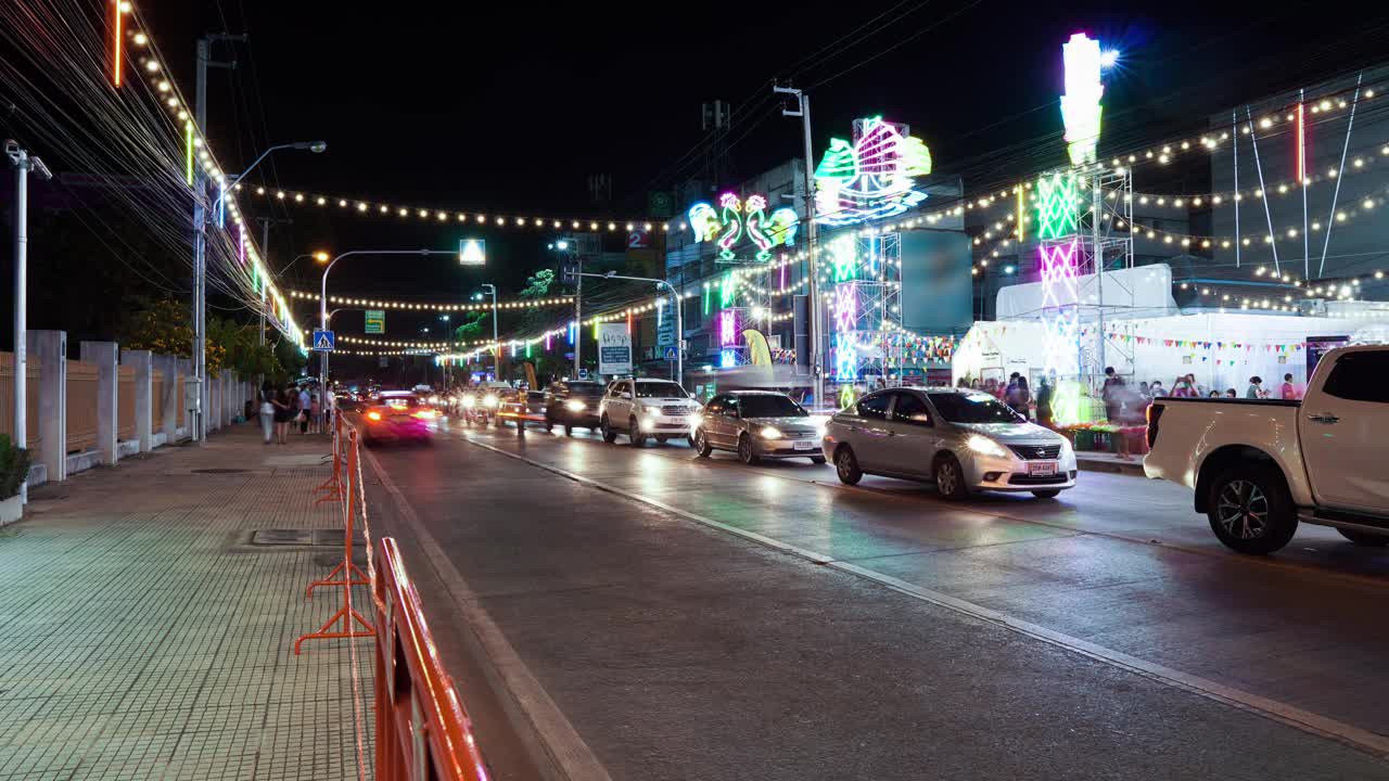 泰国曼谷道路上的夜间交通。高峰时间有许多汽车。视频素材