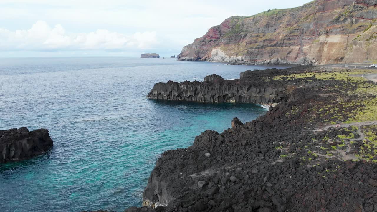 亚速尔群岛火山海滩的美丽海岸线鸟瞰图视频素材