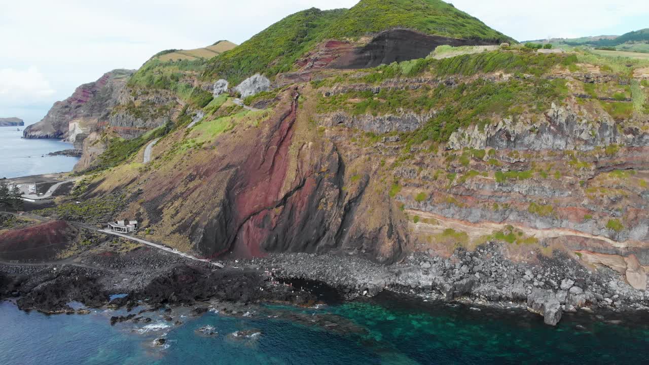 亚速尔群岛蓬塔达法拉利亚火山海岸线的鸟瞰图视频素材