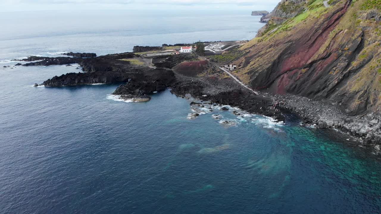 亚速尔群岛圣米格尔岛壮观的火山海岸线航拍视频素材