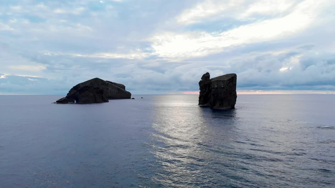 在亚速尔群岛的海洋和岩石上侧身飞行视频素材