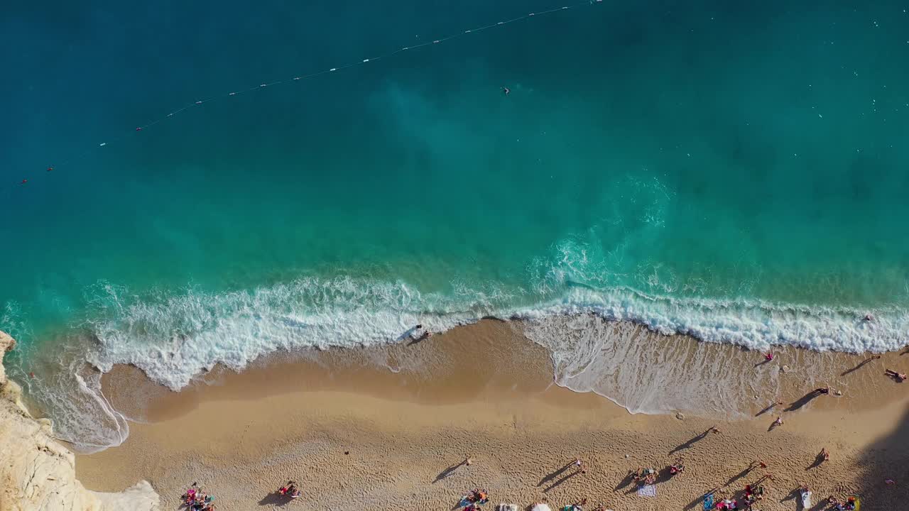 土耳其地中海卡尔坎海滩的鸟瞰图视频素材