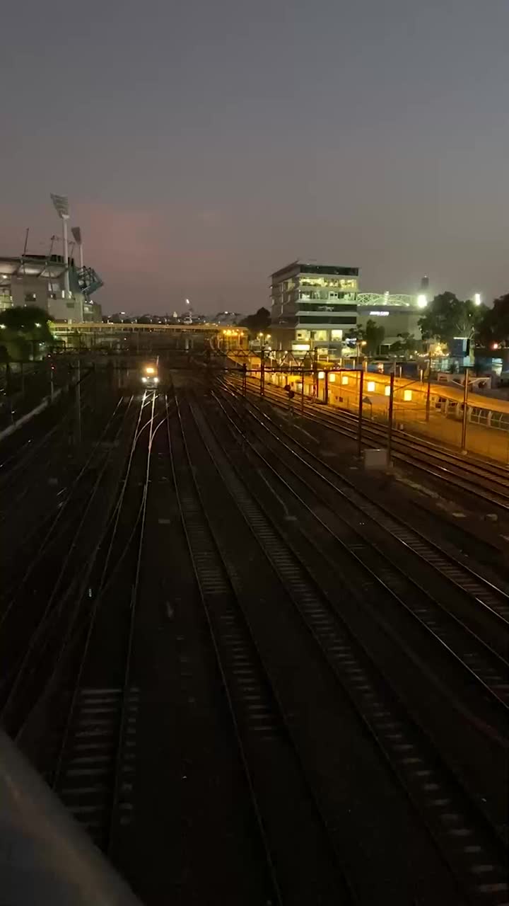 城市天际线和夜间的火车视频下载