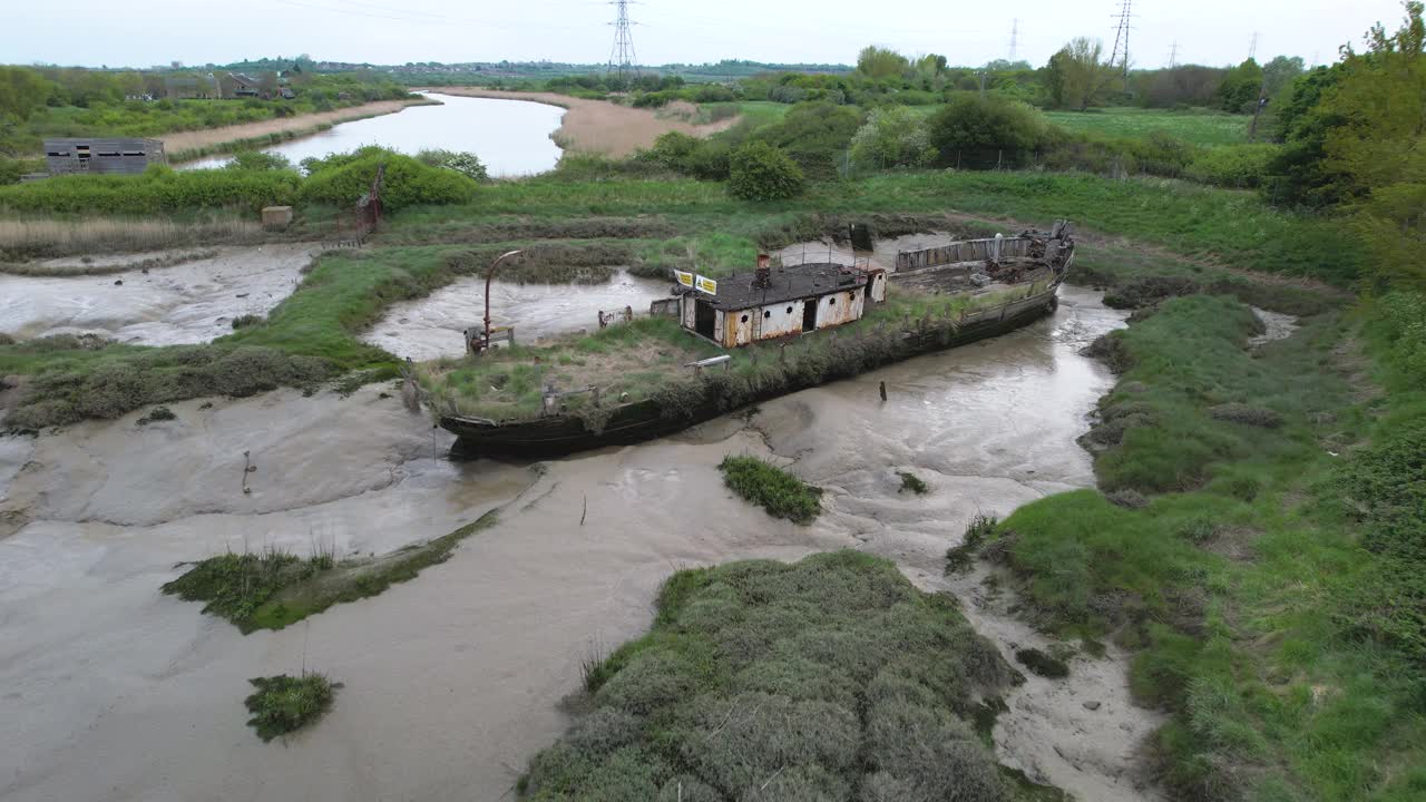 木制轻型船搁浅和困在沼泽瓦特泰勒国家公园，多云巴西尔登，英国-鸟瞰图视频素材