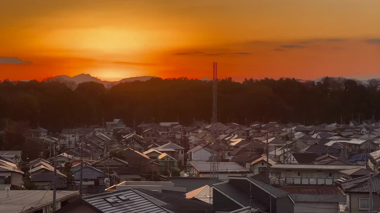 黄昏时分的群山笼罩着一个居民区视频素材