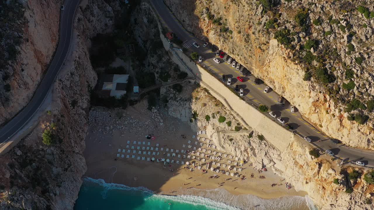 航拍的风景如画的绿松石海滩与弯曲的道路在悬崖在地中海土耳其视频素材