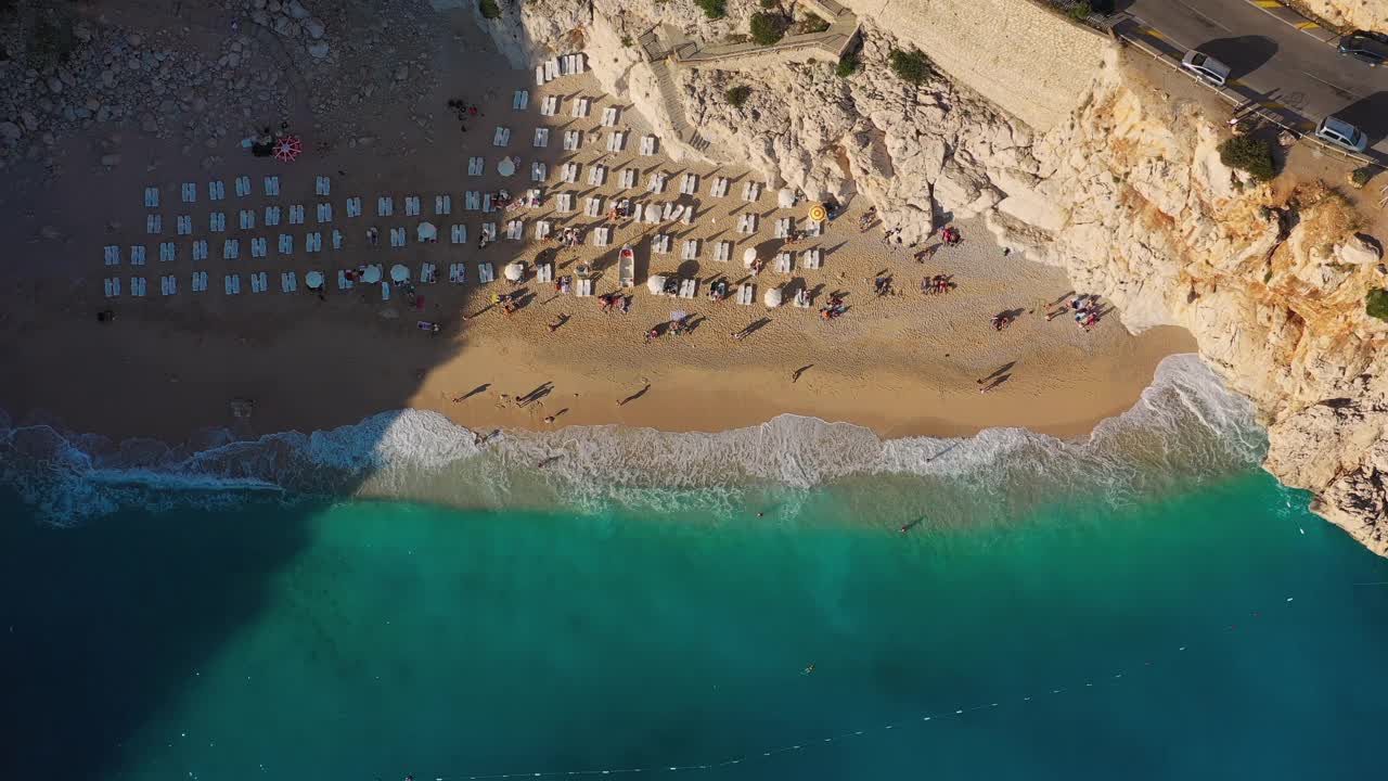 航拍的风景如画的绿松石海滩与弯曲的道路在悬崖在地中海土耳其视频素材