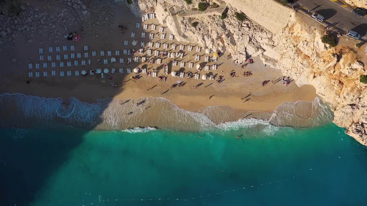 航拍的风景如画的绿松石海滩与弯曲的道路在悬崖在地中海土耳其视频素材