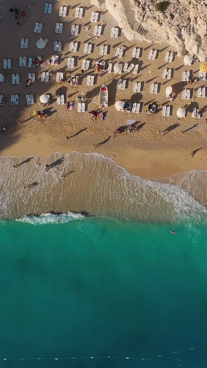 航拍的风景如画的绿松石海滩与弯曲的道路在悬崖在地中海土耳其视频素材