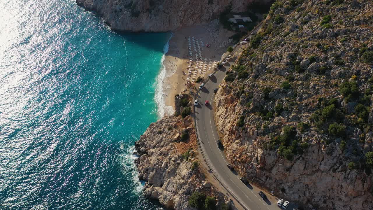 航拍的风景如画的绿松石海滩与弯曲的道路在悬崖在地中海土耳其视频素材