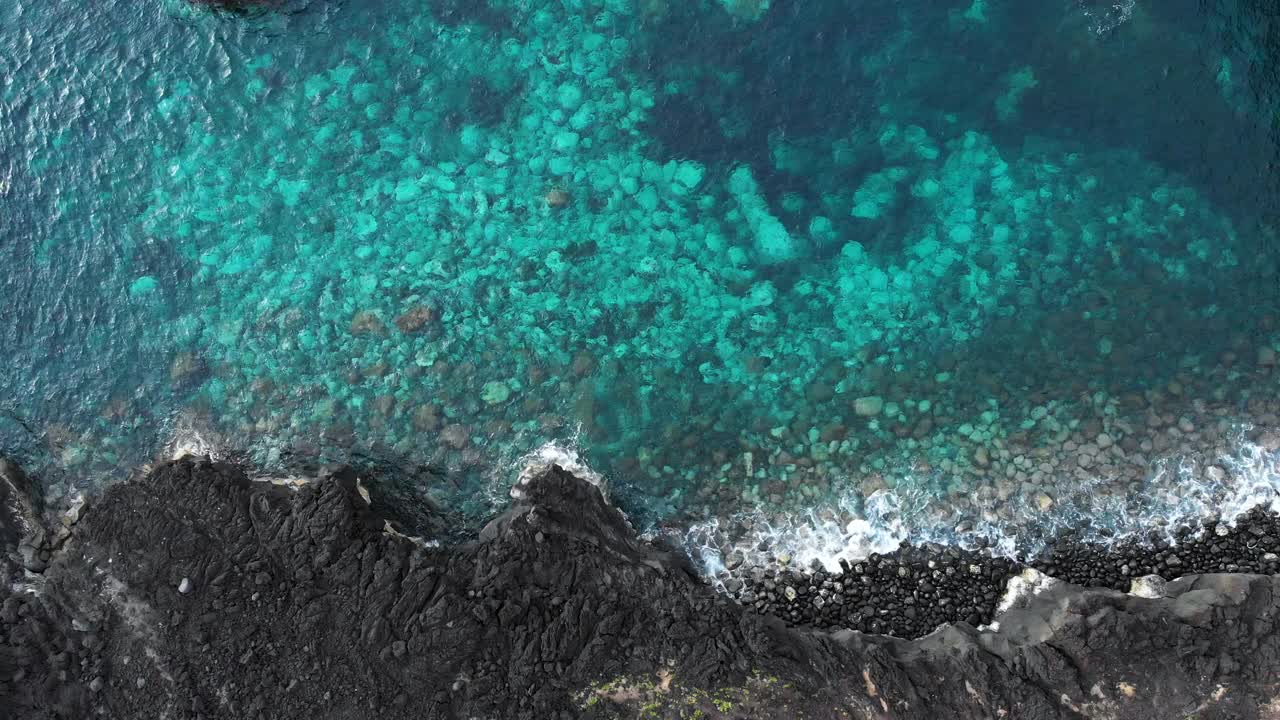 亚速尔群岛美丽的海岸线，绿松石色的海水和火山悬崖视频素材