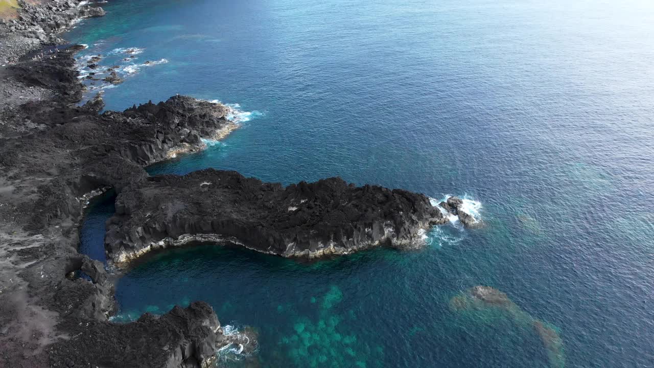 庞塔达法拉利亚火山海岸线与天然池和温泉视频素材