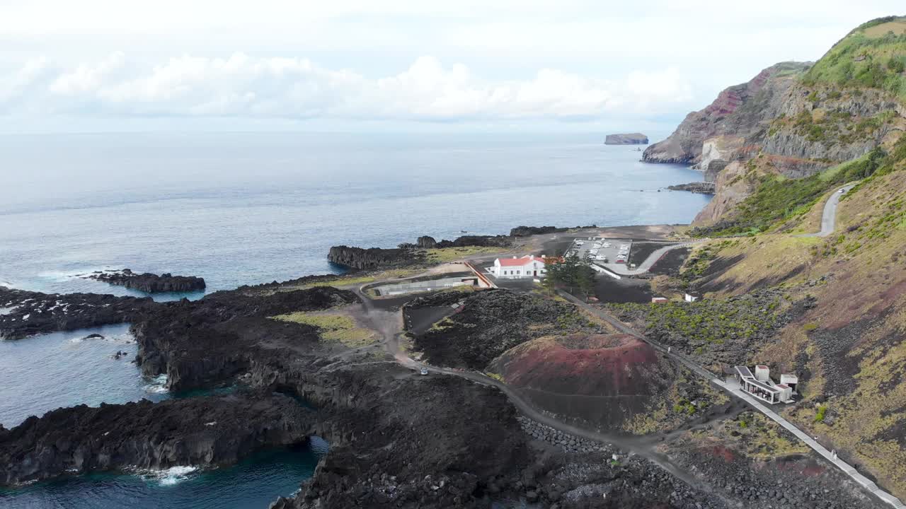 庞塔达法拉利亚海岸线全景假火山口在亚速尔群岛视频素材