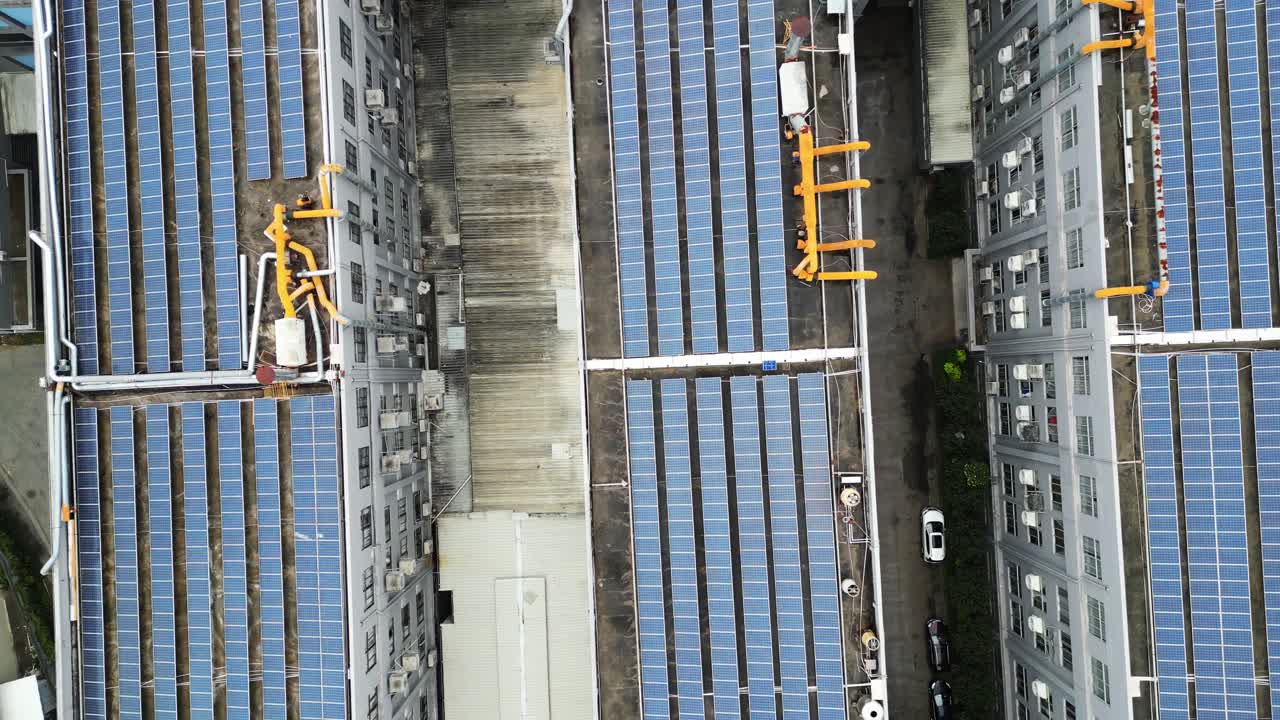 太阳能电池板俯瞰工厂屋顶视频素材