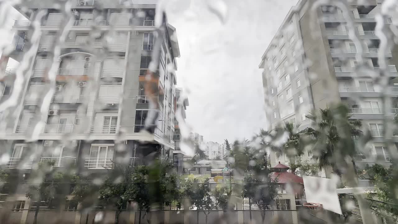 透过玻璃看雨天的城市视频素材