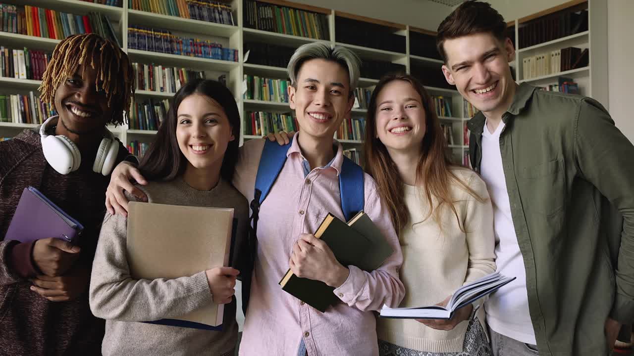 多种族学生在图书馆对着镜头微笑视频素材