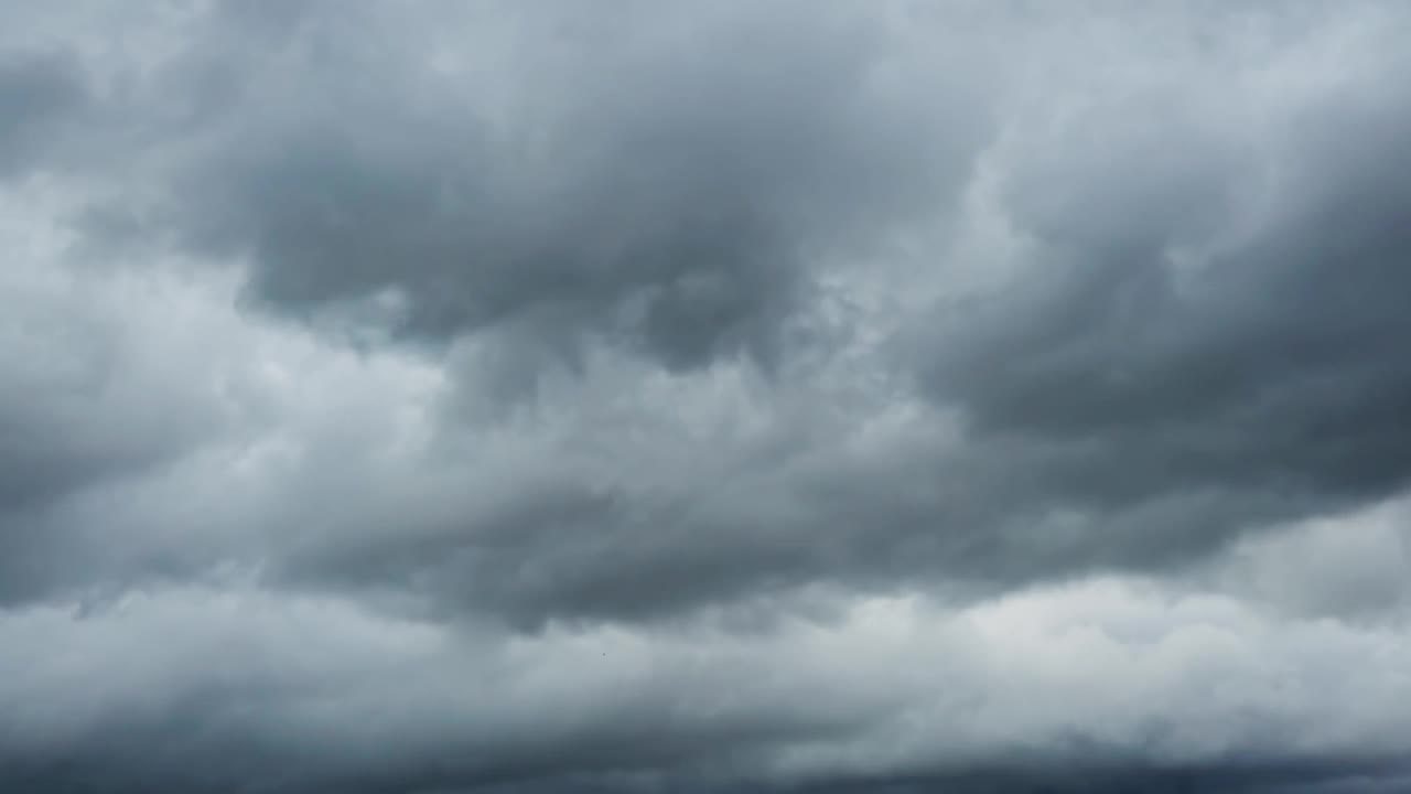 镜头与戏剧性的天空和深灰色快速移动的风暴云。暴风雨多云多雨的天气时间推移。自然阴视频素材