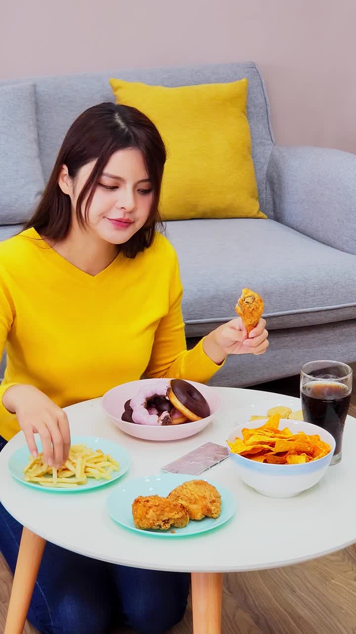 亚洲女孩暴食视频素材