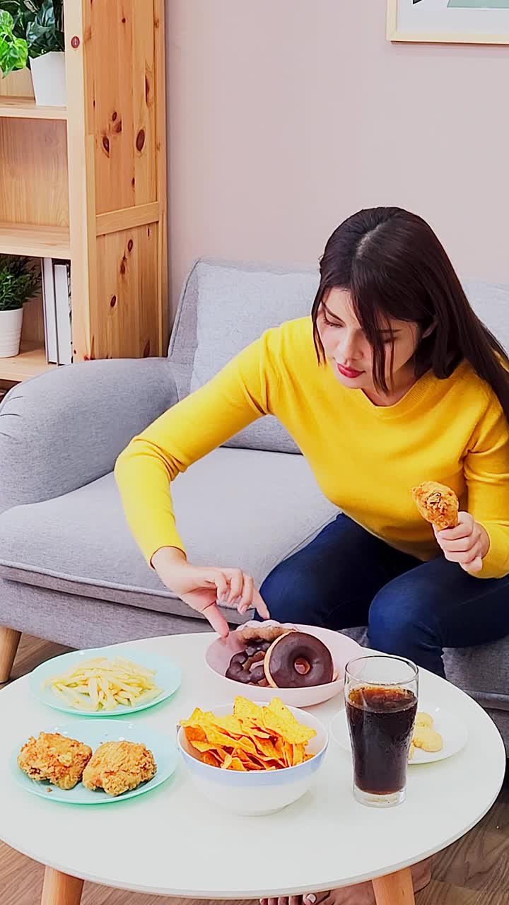 亚洲女孩暴食视频素材