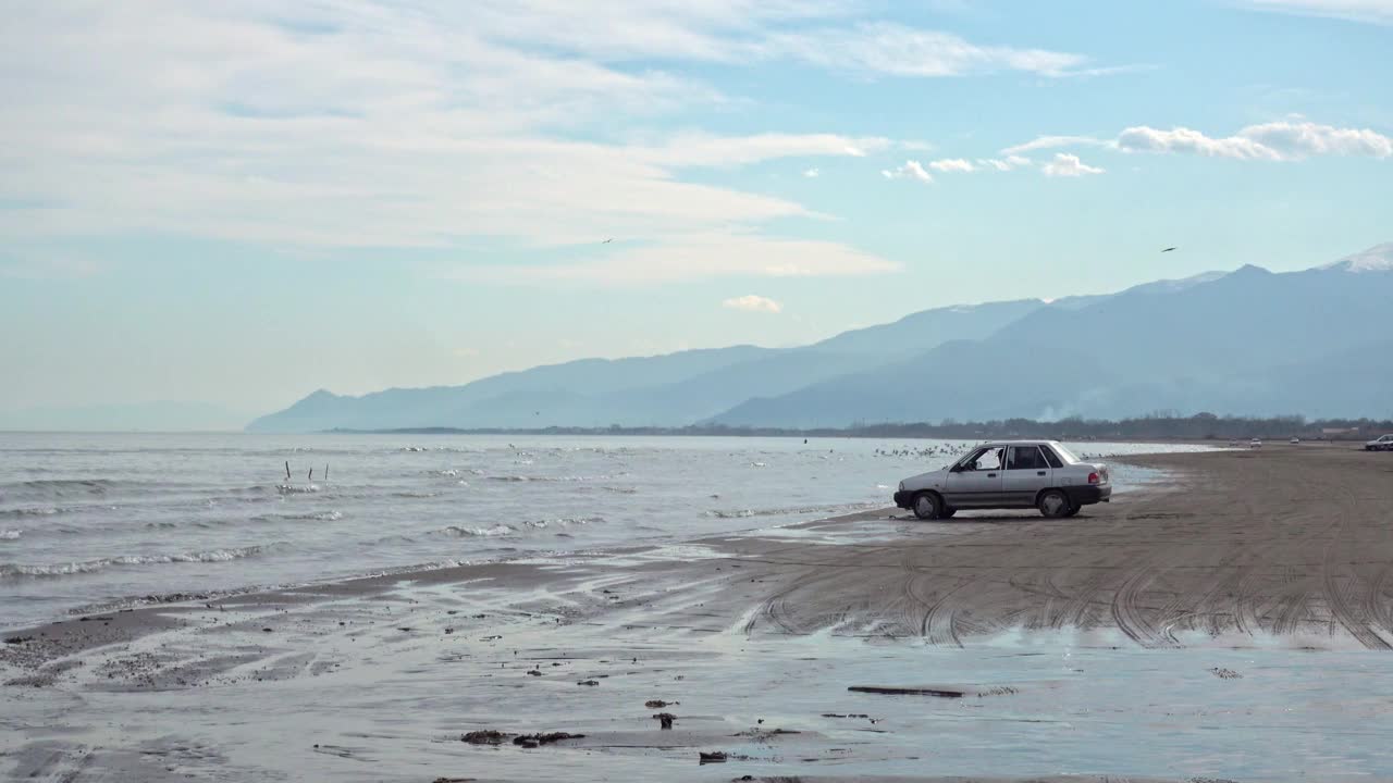 车子停在里海岸边视频素材