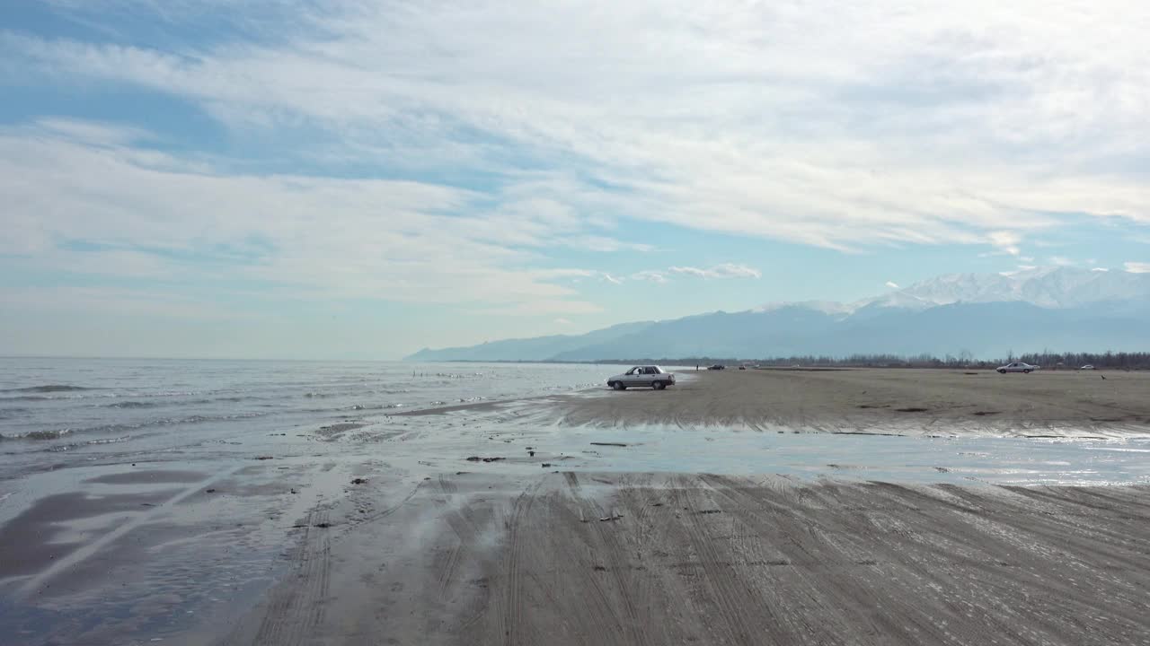 一辆车停在里海岸边视频素材