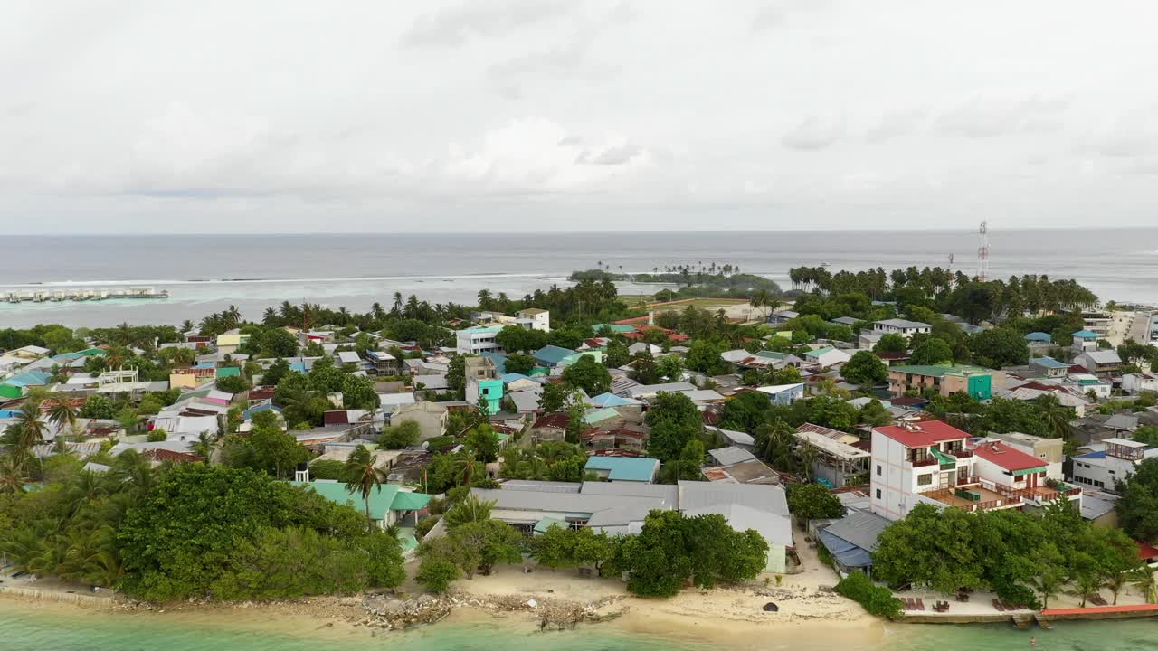 在多云的天空下，航拍海边的房屋，无人机飞过住宅结构-马尔代夫thulushoo视频素材