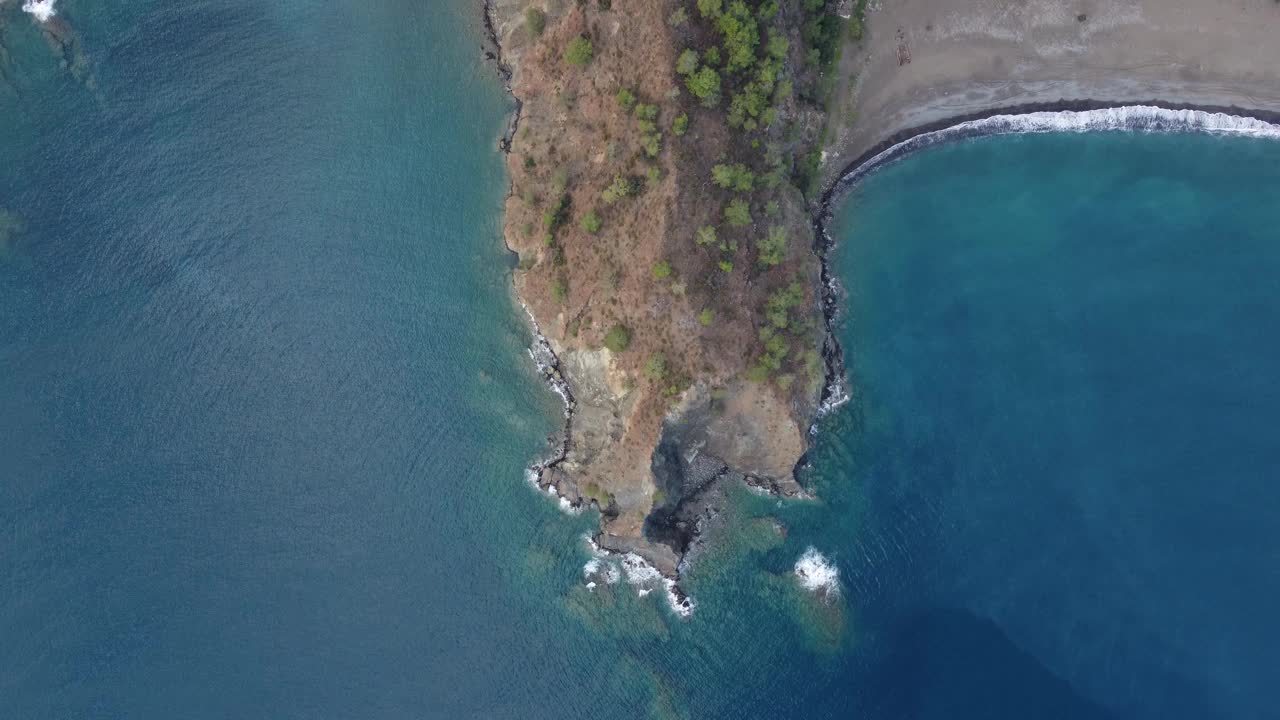 俯瞰大海的悬崖，从无人机上鸟瞰视频素材