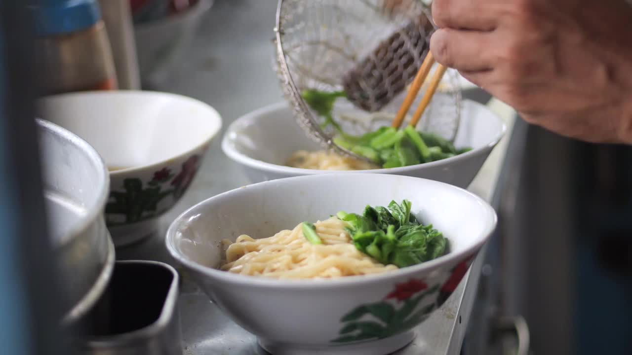 准备鸡肉面。视频素材