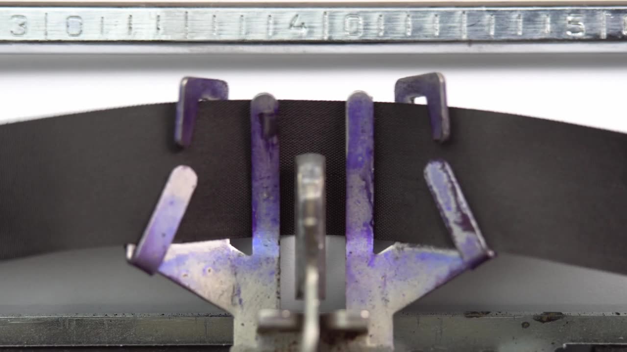 预算字接近打字，并集中在一张纸上的老式打字机机械视频素材画面1