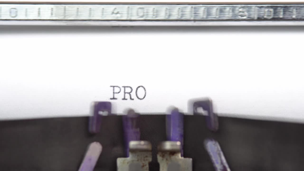 散文字特写正在打字，并集中在一张纸上的老式打字机机械视频素材画面1