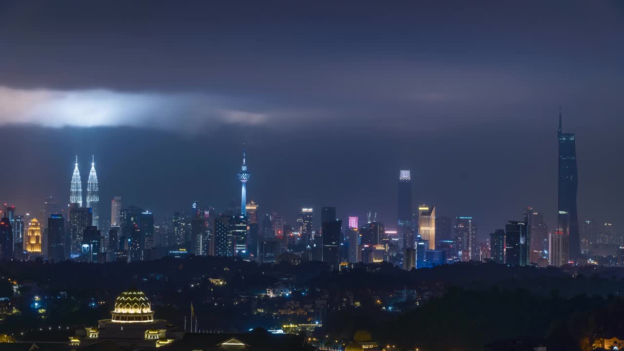 在雨季期间，马来西亚吉隆坡的城市景观的延时4k超高清镜头视频素材