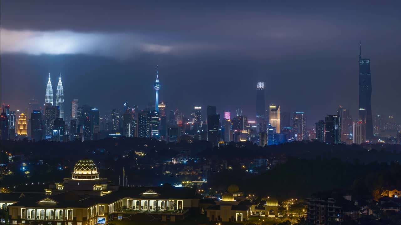 在雨季期间，马来西亚吉隆坡的城市景观的延时4k超高清镜头视频素材