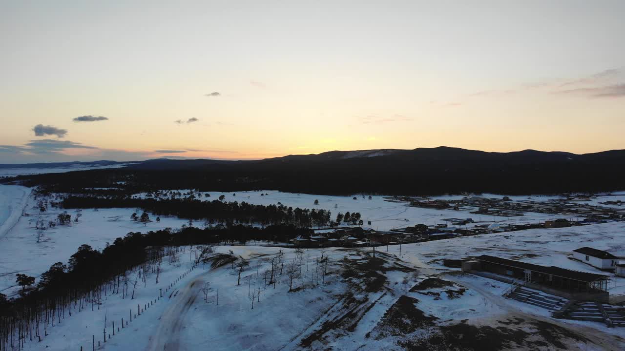 奥尔洪岛冬天的黎明。贝加尔湖的雪景，胡日尔村。视频素材