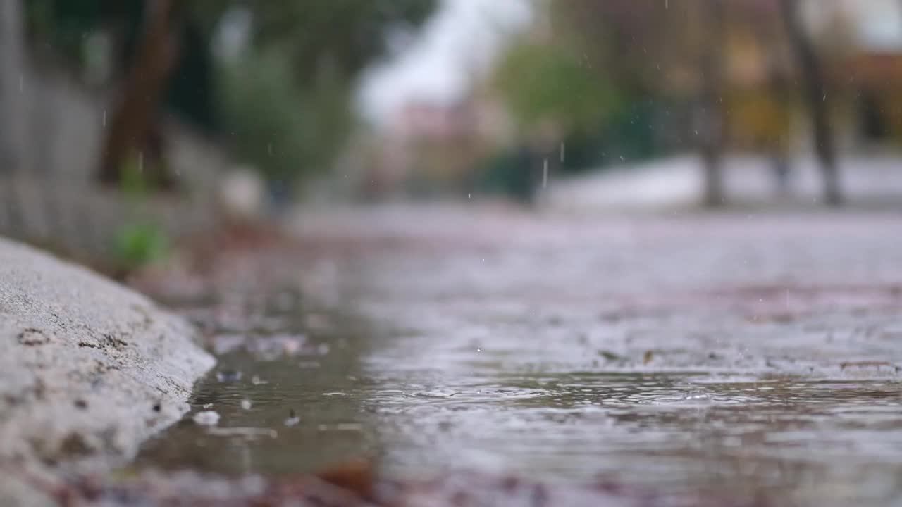 街上有雨滴。视频素材