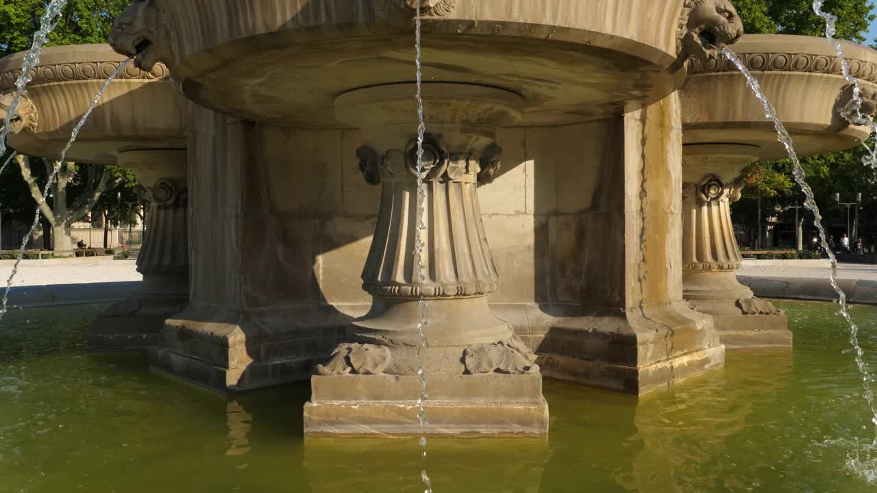 喷泉Pradier，戴高乐广场，尼姆，加德，法国视频素材