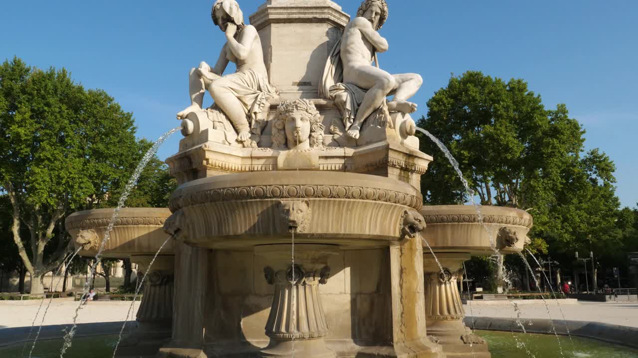 喷泉Pradier, Esplanade Charles de Gaulle, Nimes, Gard, France视频素材