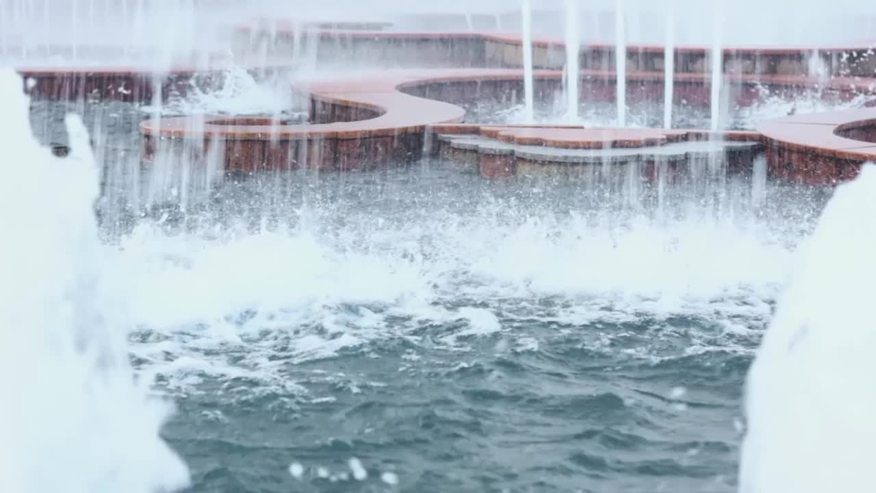 喷泉的水流落在室外的池塘里视频素材