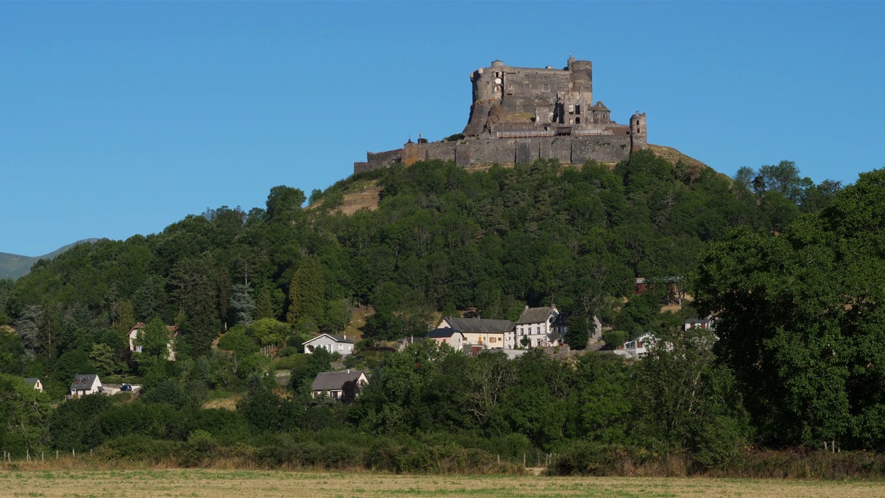 Murol, Puy de Dome，奥弗涅，法国。这座中世纪堡垒始建于十二世纪视频素材