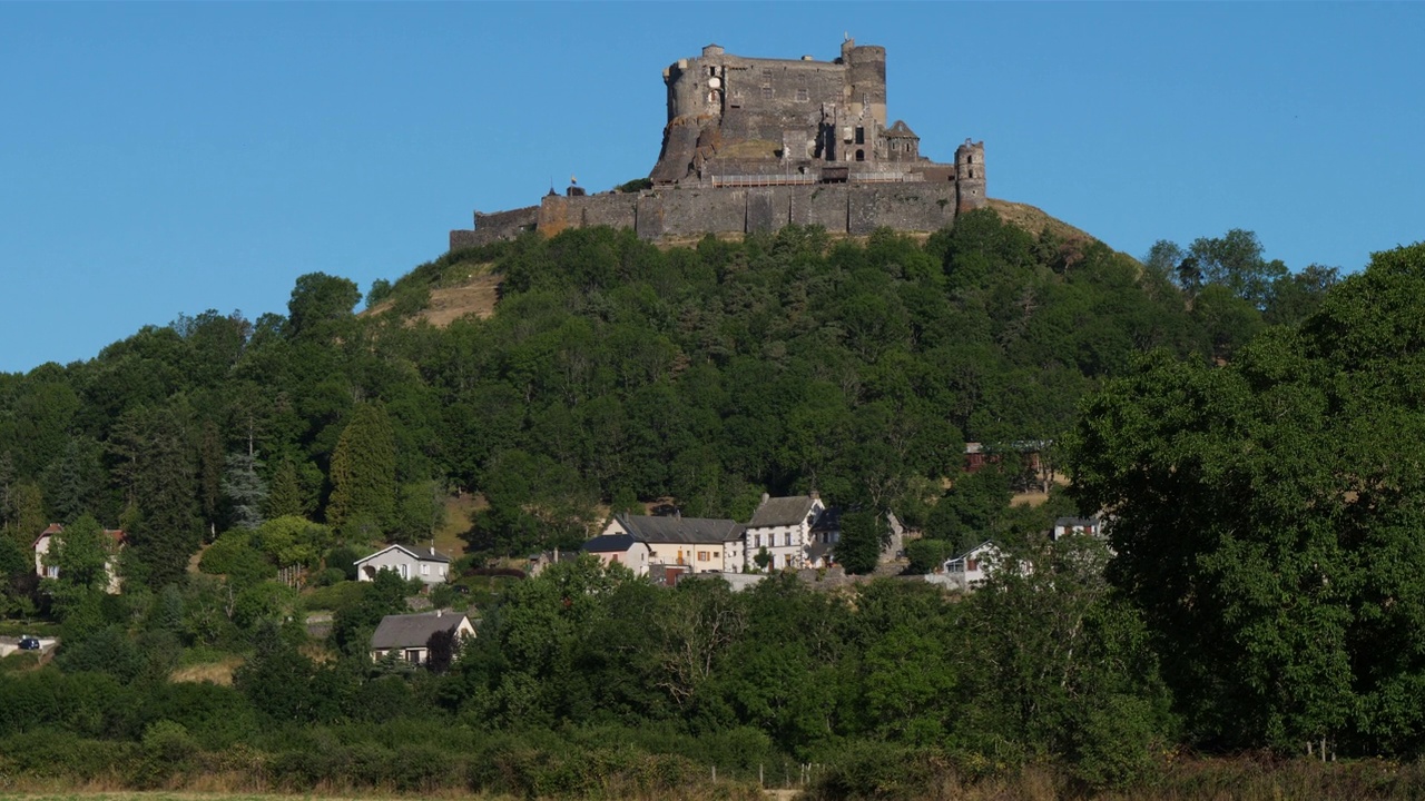 Murol, Puy de Dome，奥弗涅，法国。这座中世纪堡垒始建于十二世纪视频素材