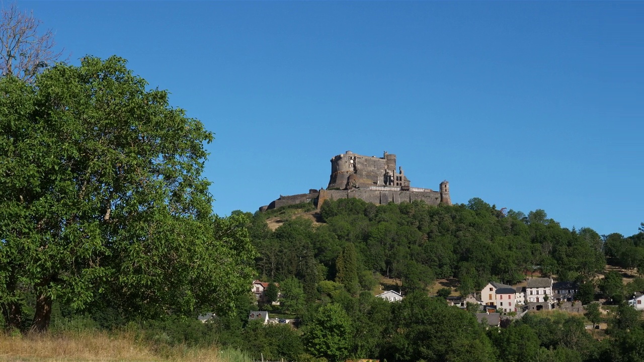 Murol, Puy de Dome，奥弗涅，法国。这座中世纪堡垒始建于十二世纪视频素材