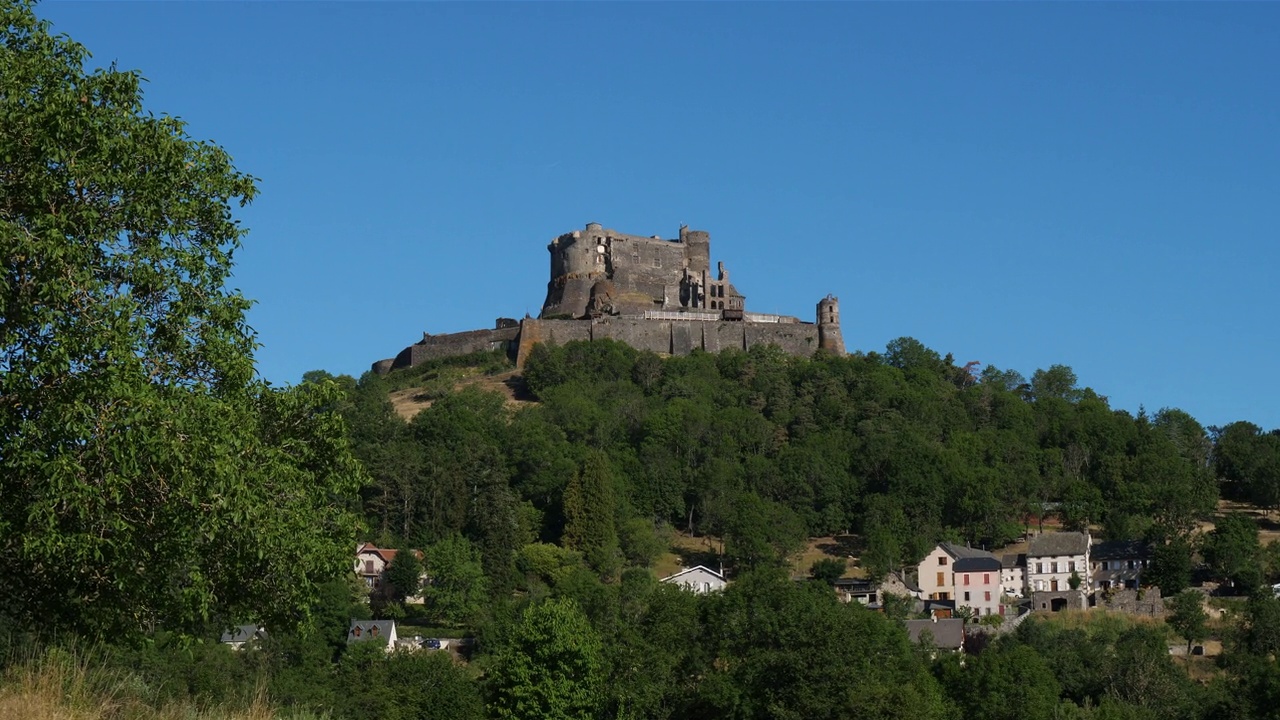 Murol, Puy de Dome，奥弗涅，法国。这座中世纪堡垒始建于十二世纪视频素材