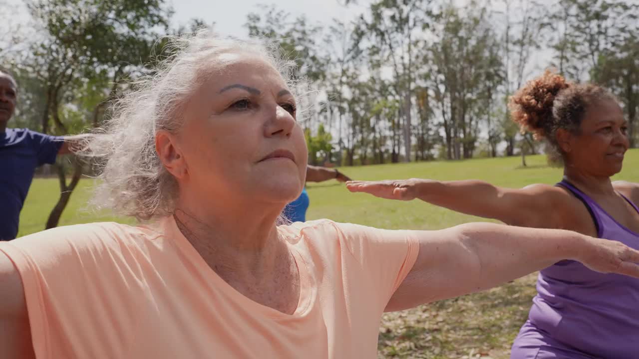 一位老年妇女在公园里做瑜伽视频素材