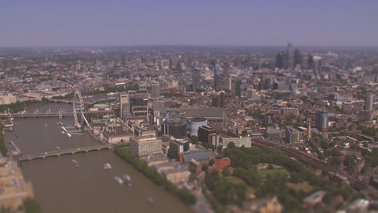 英国伦敦市中心和泰晤士河的鸟瞰图，带有倾斜偏移微缩图像效果。4 k视频素材