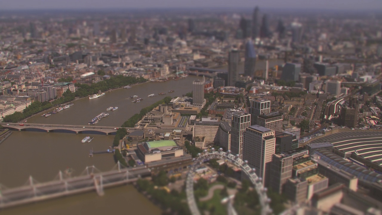 英国伦敦市中心和泰晤士河的鸟瞰图，带有倾斜偏移微缩图像效果。4 k视频素材