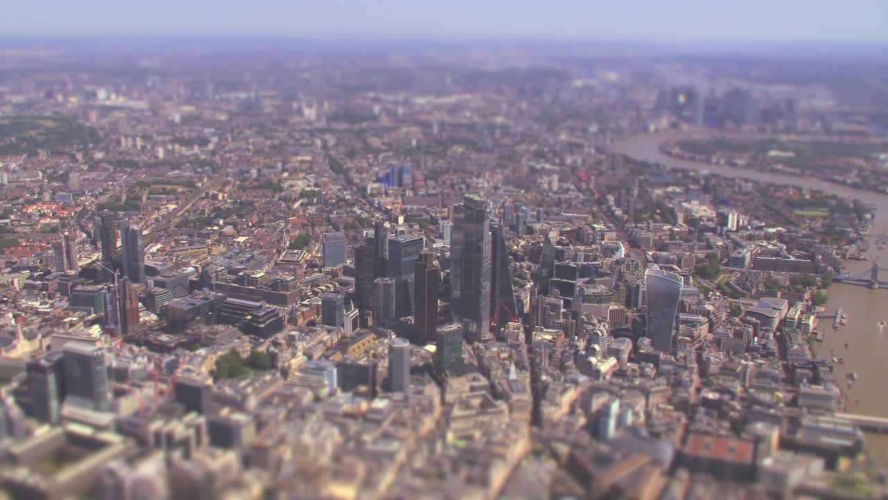 鸟瞰图，城市和泰晤士河，伦敦，英国，与倾移微缩图像效果。4 k视频素材